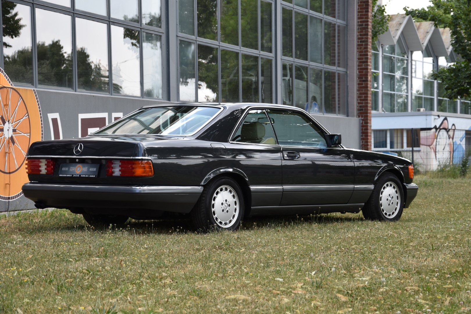 Mercedes 500 SEC Seiten-Heckansicht